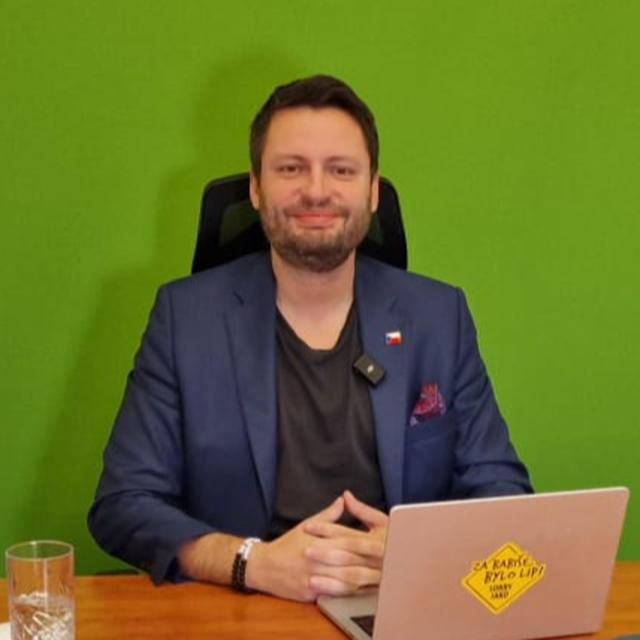 Budete mít platy jako Němci, slibuje Fiala. Vede nejúspěšnější vládu, říká. | Čau Praho #110 - podcast episode cover