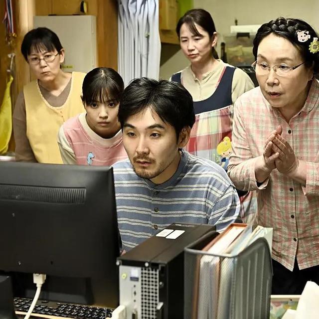 E760.全职儿女：是回到父母的襁褓，还是对原生家庭的突围？ - podcast episode cover