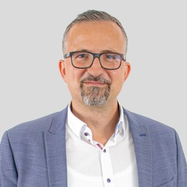 #126 (6th German episode) Unlocking the mystery of being authentic and the difference of that aspect in services and product sales with Martin Mühlbach, Head of Sales & Marketing at ITARICON - podcast episode cover