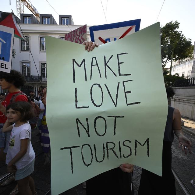 Is it possible to be a "good tourist"? - podcast episode cover