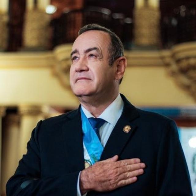 SUMMIT OF THE AMERICAS EXCLUSIVE: A Conversation with Guatemala's President, Dr. Alejandro Giammattei (SPANISH SHOW) - podcast episode cover