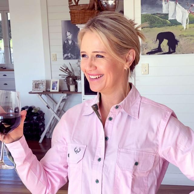 61: HoA "Helping women shine with wine" with Jane Thomson - podcast episode cover
