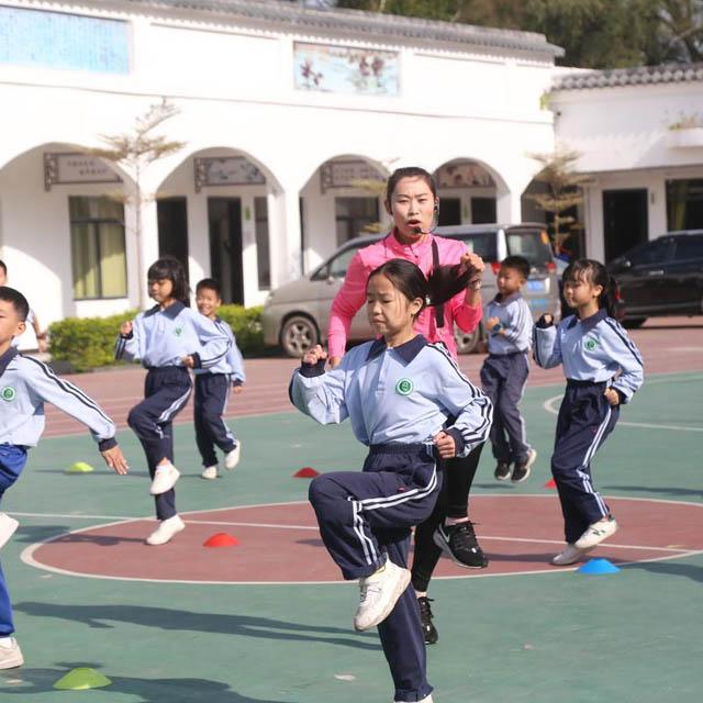 E746.小学体育老师：让孩子们爱上运动比擅长运动更重要 - podcast episode cover