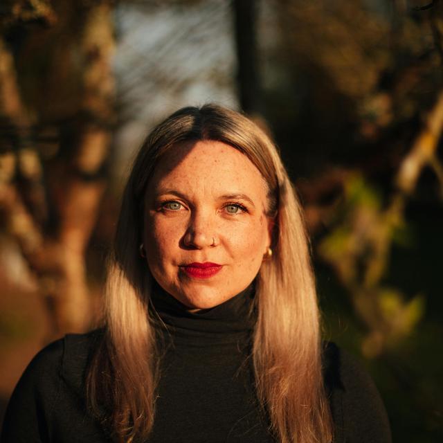 Hannah Marsh pulls at threads - podcast episode cover