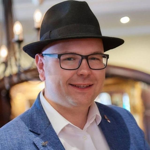 Pay It Forward with Wojtek Kolodziejczak - podcast episode cover