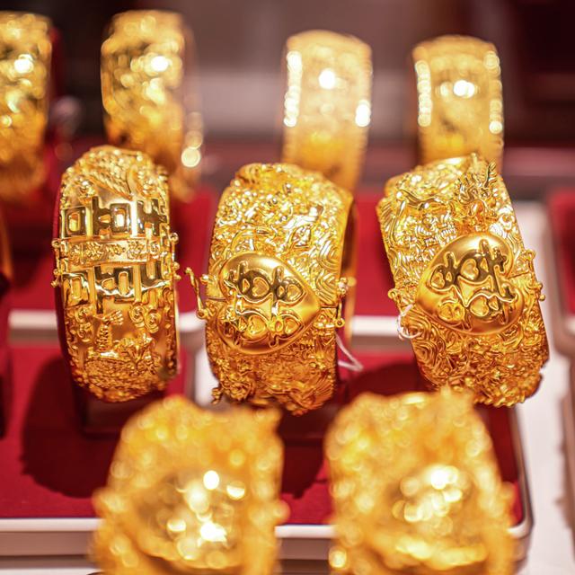 Why Are Chinese Consumers So Keen on Gold? - podcast episode cover