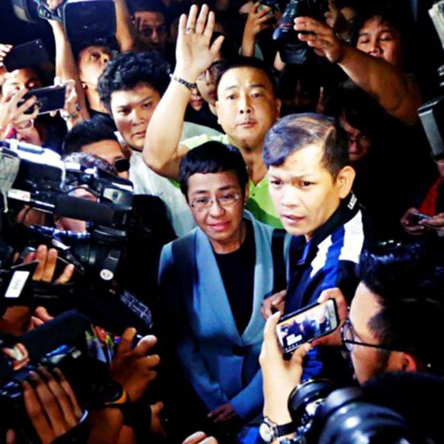 重磅廣播 – 303．專訪諾貝爾和平獎得主Maria Ressa：身穿防彈背心，你要如何不恐懼？ - podcast episode cover