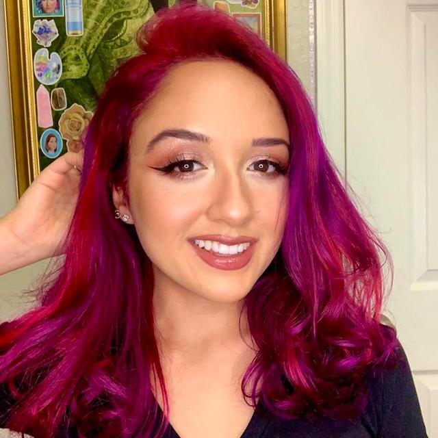 Jenny Sutto - Tiktok Twins -> Head of Marketing ->NFT Podcast host - podcast episode cover