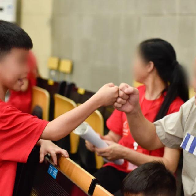 E753.服刑人员的孩子：爸妈的爱，被锁在高墙里 - podcast episode cover