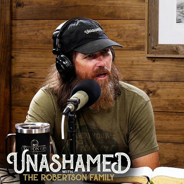 Ep 905 | Jase Sees a Bad Omen When He Misses Church & Taking a Leashed Pig for a Walk? - podcast episode cover
