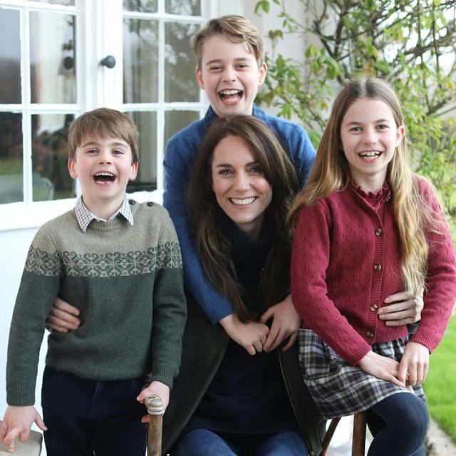 Princess of Wales photo frenzy as Palace loses control - podcast episode cover