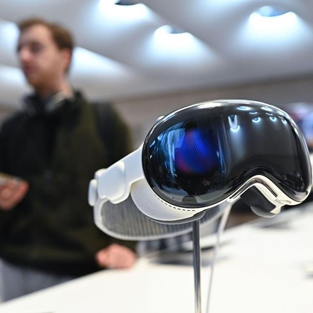 Gartner’s Tuong Nguyen on Apple Vision Pro and VR/AR - podcast episode cover