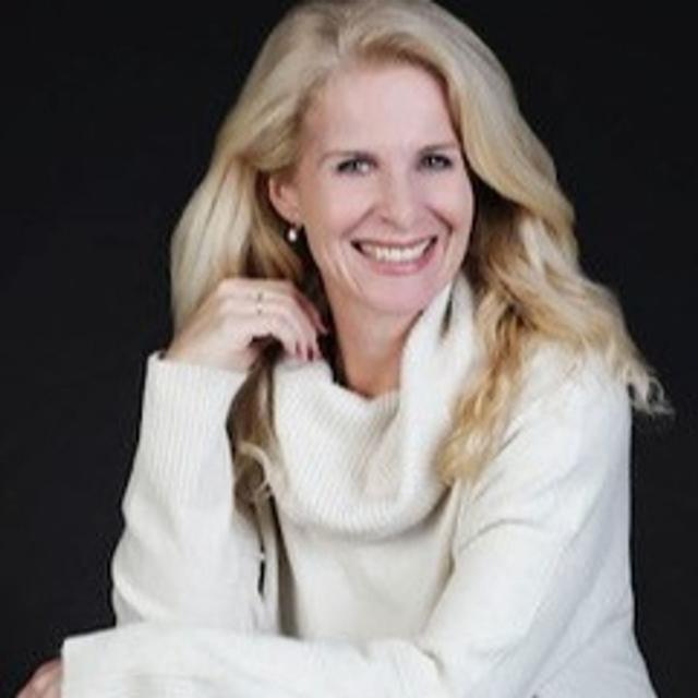 Pay It Forward with Evelien Van Es - podcast episode cover
