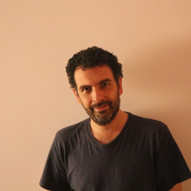 Leonardo Gandolfi (I): "Eu não escrevo em língua portuguesa, eu escrevo na língua Drummond" - podcast episode cover