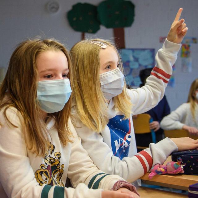Corona-Ansteckungen bei Kindern, Erste Quantencomputer in Sicht, Klimaanpassungen in der Geschichte - podcast episode cover
