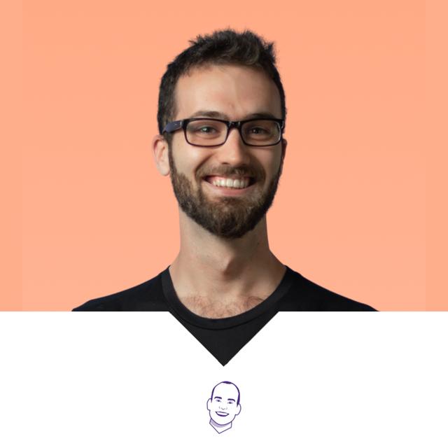 תום אורבך מכר תוסף ללינקדאין ומסביר איך לייצר מוצרים ויראליים בעולם בו התוכן הוא המלך - podcast episode cover
