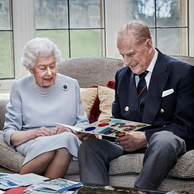 The Queen leads by example with Christmas plans - podcast episode cover