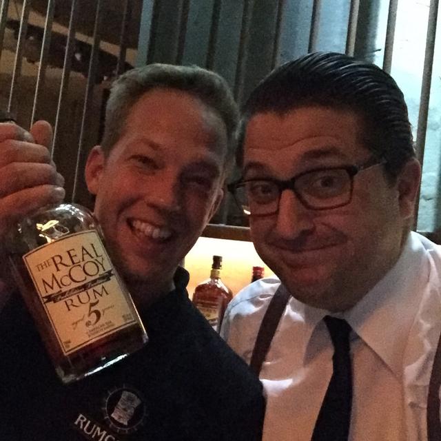 Rum trinken mit nem Meisterschueler. Nikolai Augustin hat The Real McCoy Rum mitgebracht - podcast episode cover