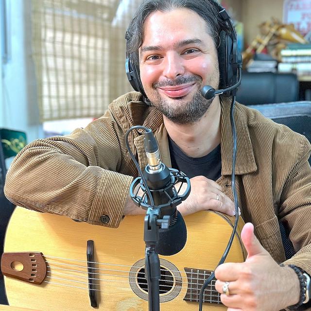 «Джаз-мануш» и секреты популярности цыганской музыки. Рассказывает музыкант Алексей Станков. - podcast episode cover