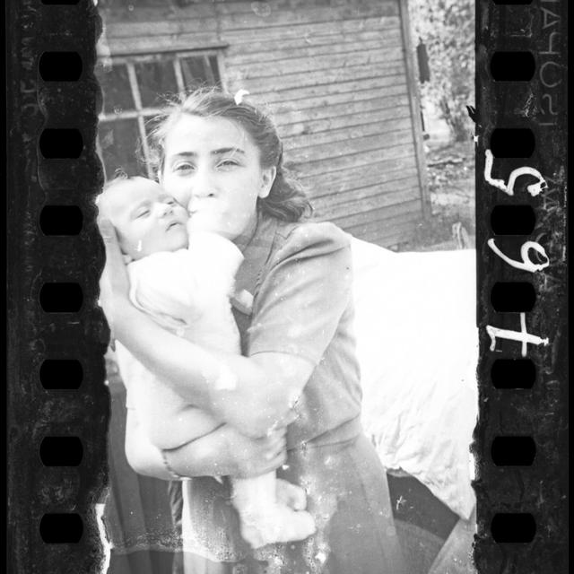 Ep. 20 - Henryk Ross's Photographs of the Lodz Ghetto (1940-44) - podcast episode cover