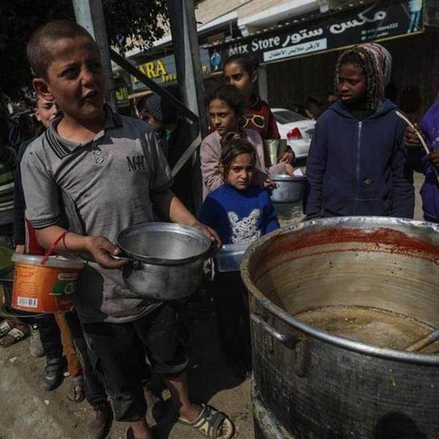 Comment les habitants de Gaza tentent-ils de survivre à la famine? - podcast episode cover