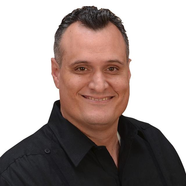 Stand Out on Amazon: Leveraging Technological Differentiation with Carlos Alvarez - podcast episode cover