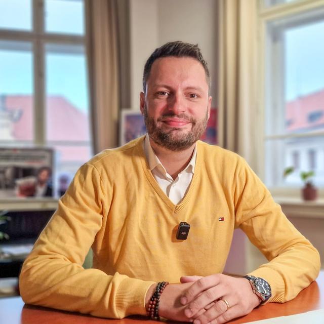 Dožijeme se vůbec důchodu? Ožebračí lidi, ale první dámě dají 100 tisíc měsíčně. | Čau Praho #104 - podcast episode cover