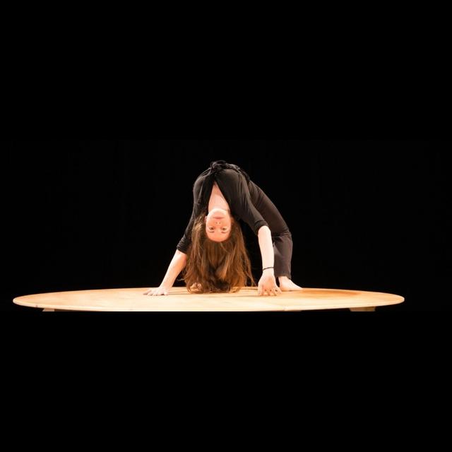 La contorsionniste Elodie Guezou et son spectacle (Dé)formation Professionnelle - podcast episode cover