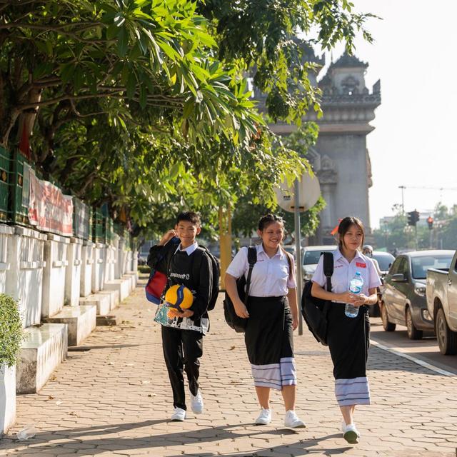Laos: Mit Highspeed in die Moderne oder im Knebelgriff Chinas - podcast episode cover
