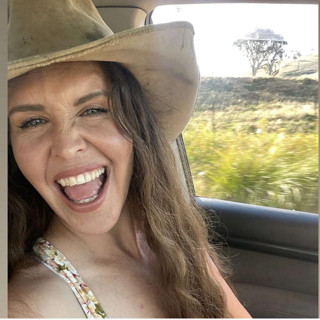 From Country Halls to Nashville - The Fanny Lumsden story - podcast episode cover
