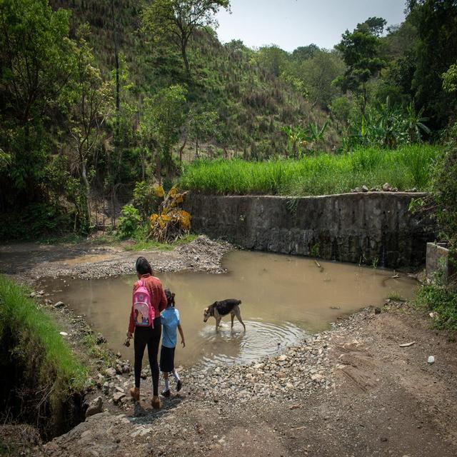 Décadas de promesas y una carretera en abandono - podcast episode cover