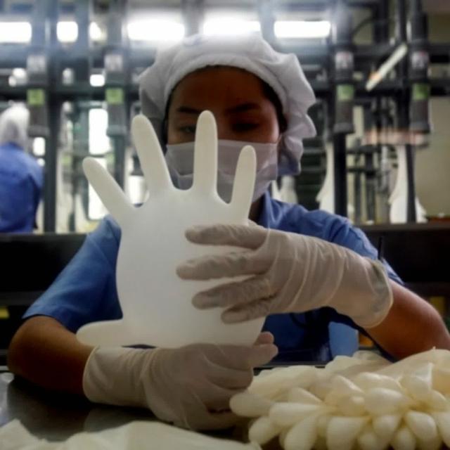 重磅廣播 – 205．大馬手套工廠染疫啟示：當移工感染後...生存困境與仇恨言論的雙重夾攻 - podcast episode cover