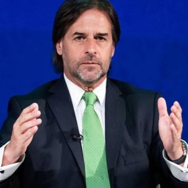 "Cómo estarán las cosas en Argentina s Lacalle Pou aparece como el zurdo de la película" Cris Richeri desde Uruguay - podcast episode cover