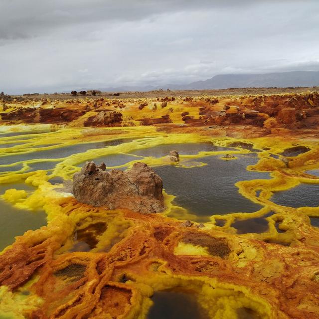 Cosmic Queries – Alien Worlds and Extremophiles with Kennda Lynch - podcast episode cover