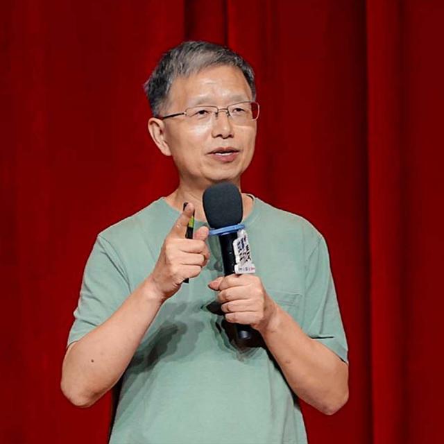 E803.胡泳：照护他们时我也属于「脆弱、衰退而又有志气的人类」 - podcast episode cover