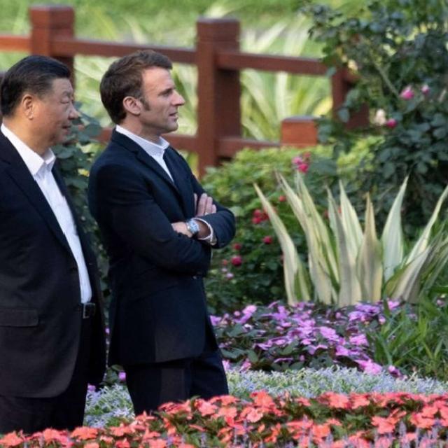 MACRON, Van Der Leyen CHEZ XI JINPING - TOUS CONTRADICTOIRES - AVEC LE SOURIRE ! - podcast episode cover