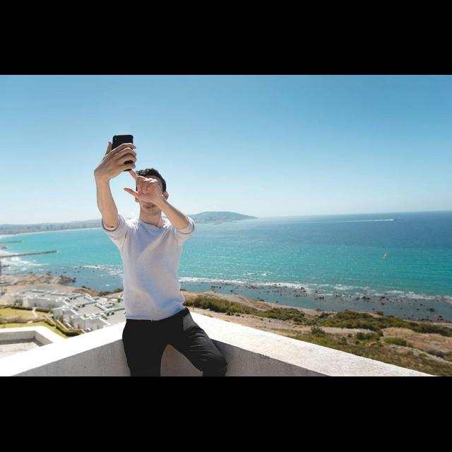 S3E1 - Are Selfies Narcissistic? - podcast episode cover