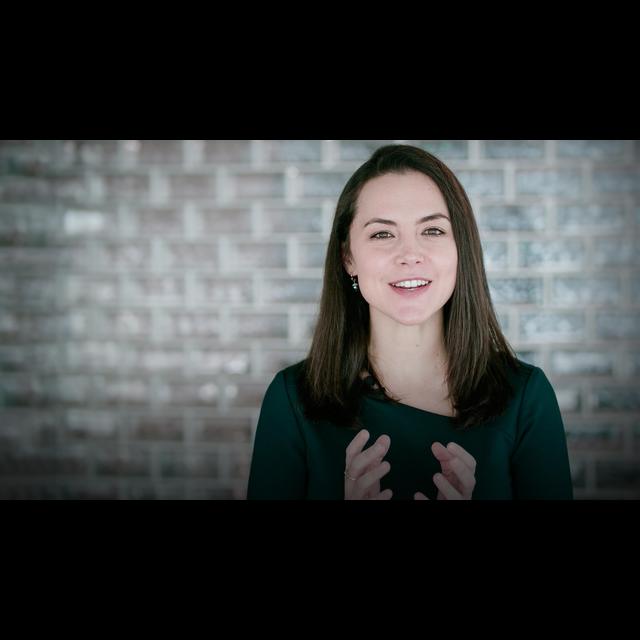 Cómo entablar conversaciones constructivas | Julia Dhar - podcast episode cover