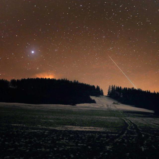 Saturn und Jupiter treffen aufeinander, Impfstoff-Verteilung, Ozonloch über dem Südpol, Gesunder grüner Tee - podcast episode cover