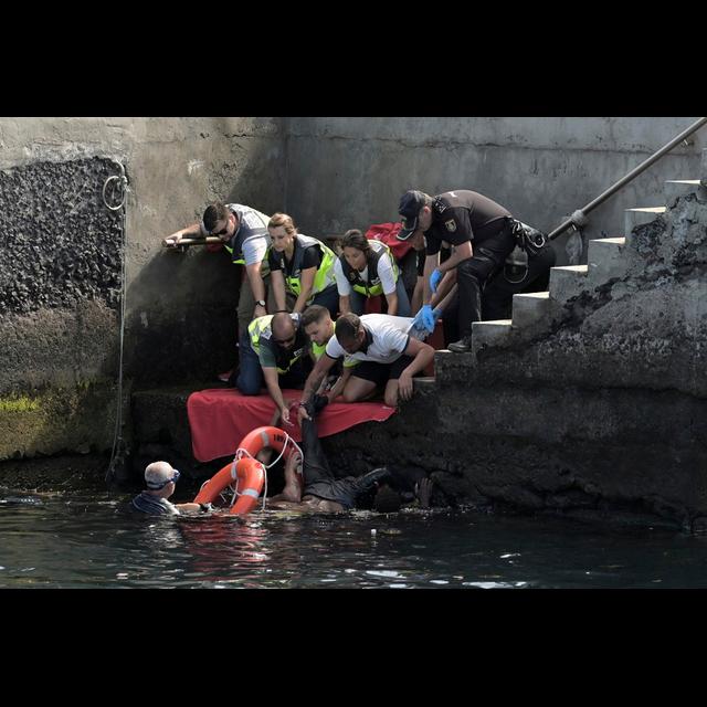 Testigo de la tragedia del cayuco de El Hierro: "Cuando llegué solo había desesperación y gritos" - podcast episode cover