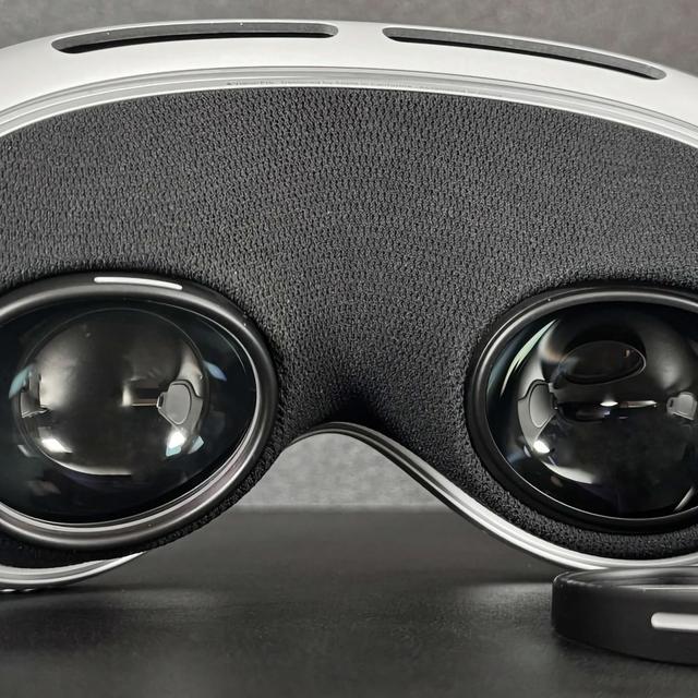 Black eyes, dinosaurs and Apple's mastery of logistics on the AppleInsider Podcast - podcast episode cover