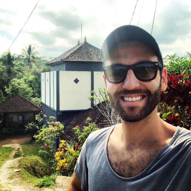New World Voices With Alex Shoer, Environmentalist Entrepreneur - podcast episode cover