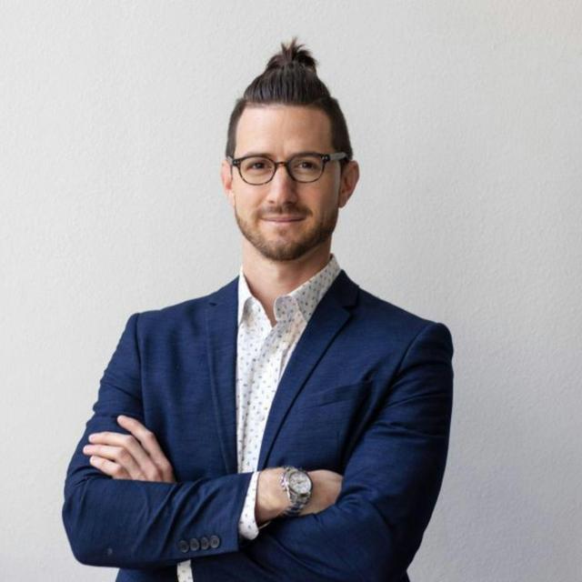 How to Get 10,000 New Users on Your App and Line Up 20 Investor Meetings - podcast episode cover