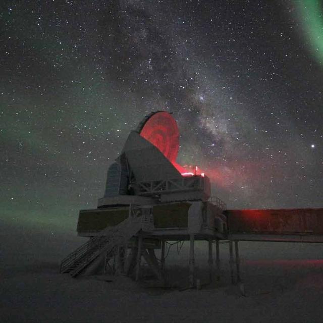Ep488_A: Cosmología; DESI; South Pole Telescope; Cuerdas Oscuras; Disrupción de Marea - podcast episode cover
