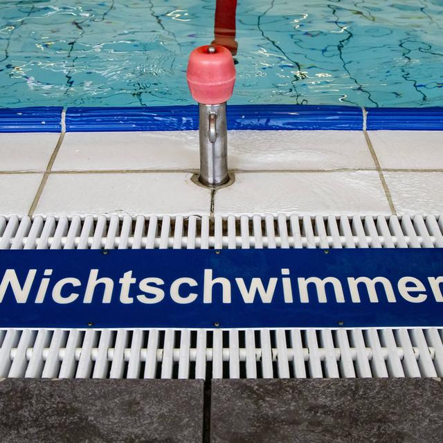 Warum Millionen Menschen in Deutschland nicht schwimmen können - podcast episode cover