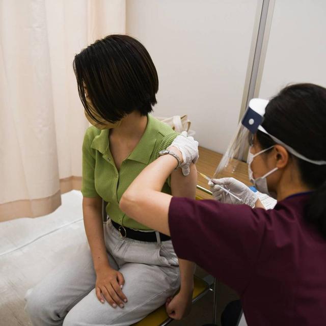 99: With half of Japan vaccinated, what's next for the vaccine rollout? w/ Lisa Du - podcast episode cover