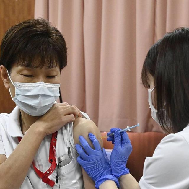 87: Half a million and counting: Japan's rollout of the COVID-19 vaccine w/ Lisa Du - podcast episode cover