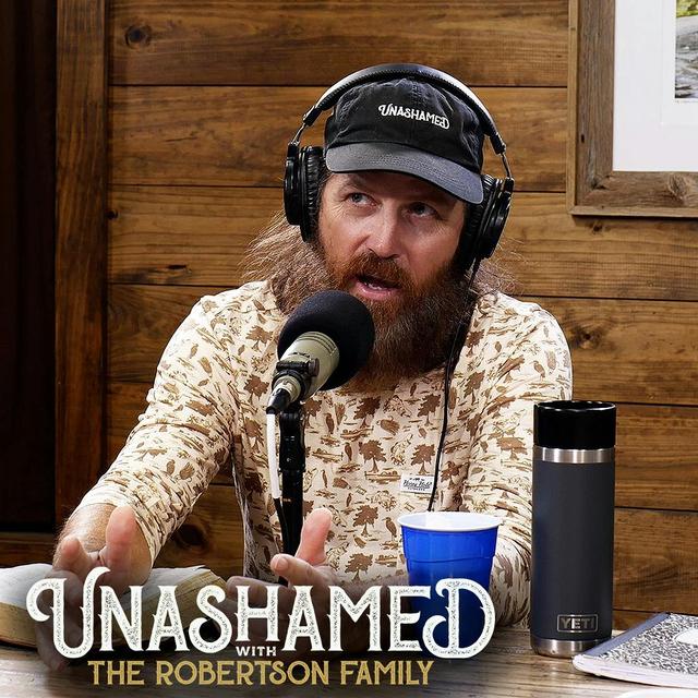 Ep 930 | Jase Suffers a Spiritual Assault, Responding to Our Enemies & Middle School Rivalries - podcast episode cover