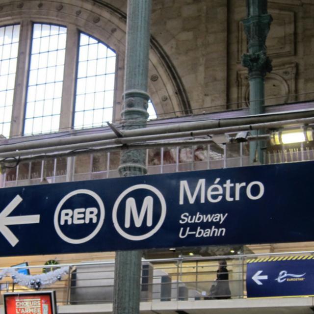 Diálogo 15 - Dans une station de métro - podcast episode cover