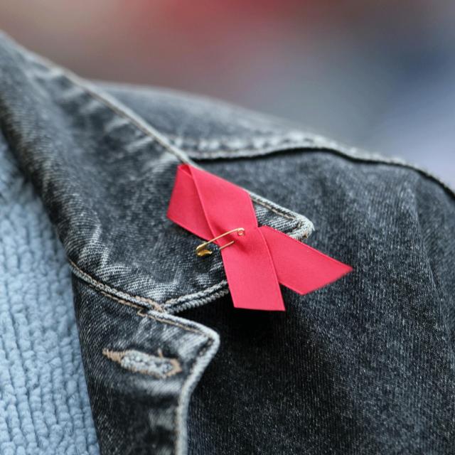 Welt-Aids-Konferenz, Patente auf Tiere ungültig, Suche nach Schwarzen Löchern - podcast episode cover